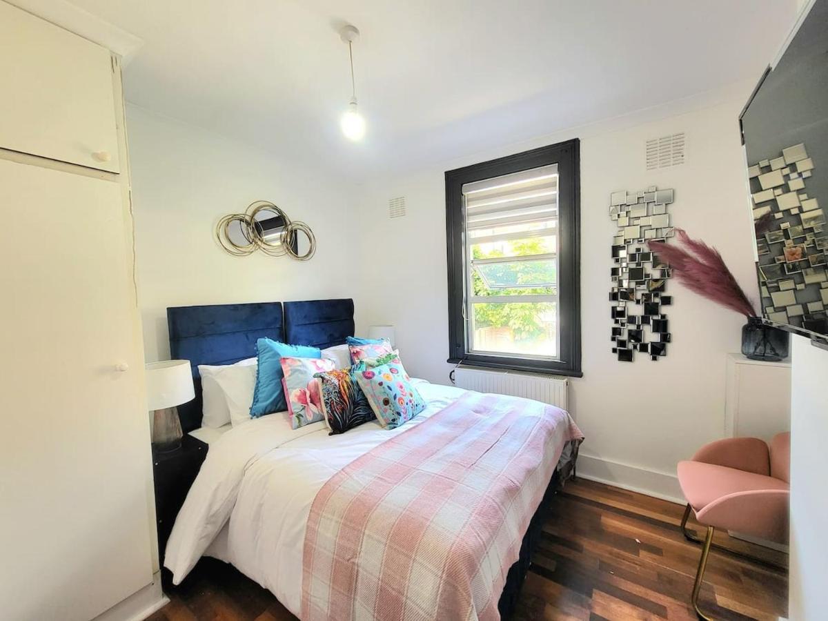 Spacious Six Bedrooms House By Sensational Short Lets & Serviced With 13 Beds, Free Parking, Free Wi-fi & Balcony * Londra