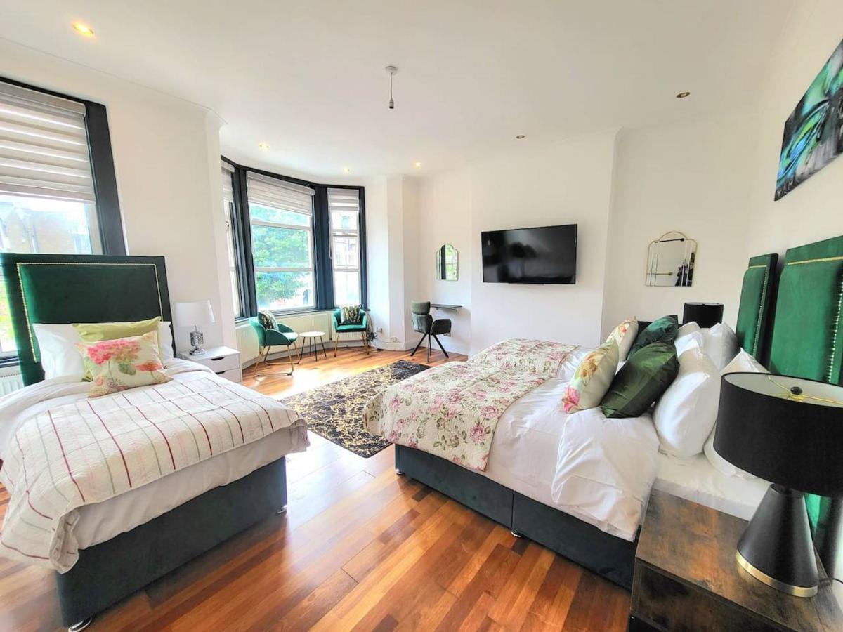Spacious Six Bedrooms House By Sensational Short Lets & Serviced With 13 Beds, Free Parking, Free Wi-fi & Balcony Casa vacanze Londra