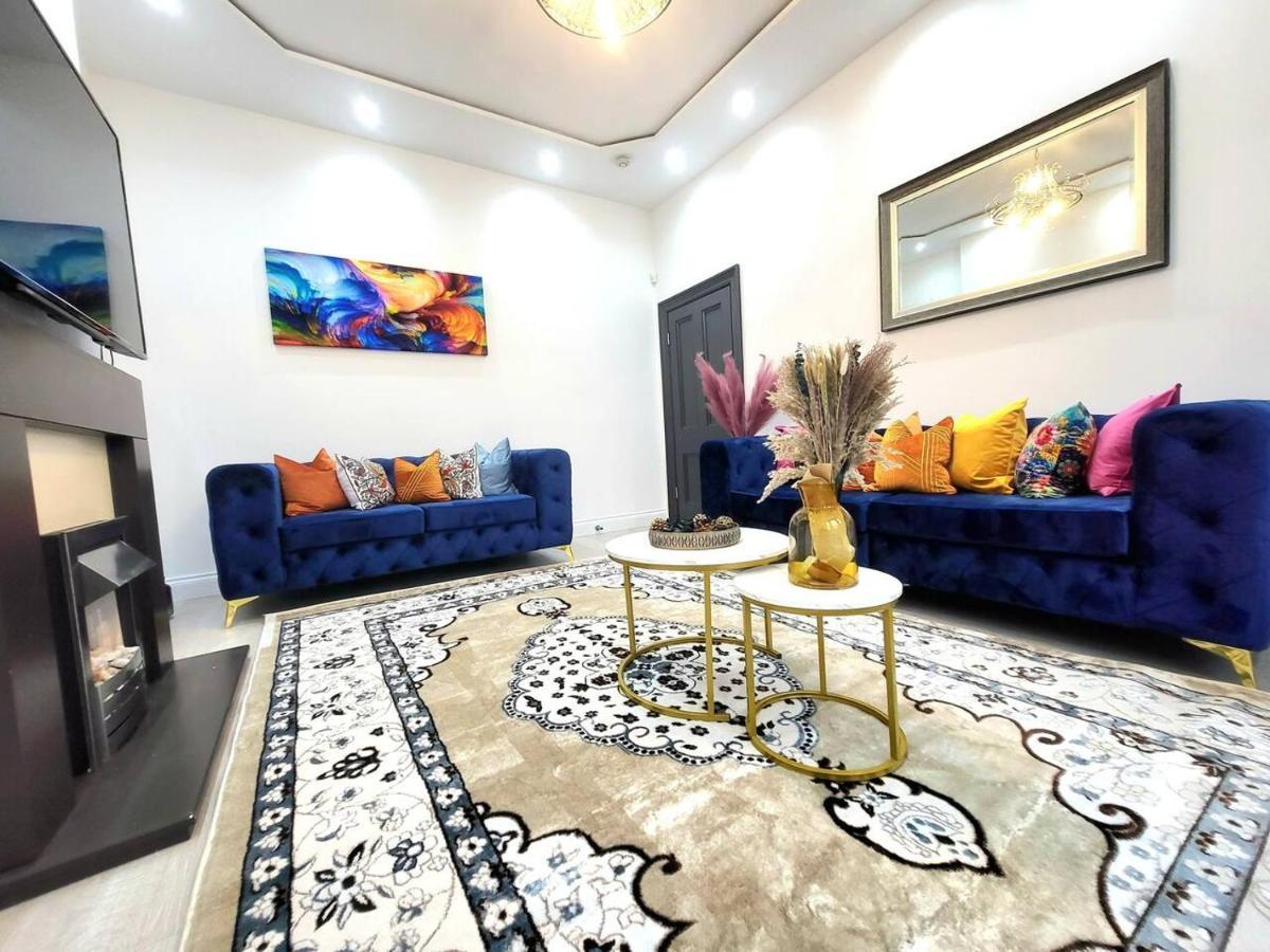 Casa vacanze Spacious Six Bedrooms House By Sensational Short Lets & Serviced With 13 Beds, Free Parking, Free Wi-fi & Balcony *