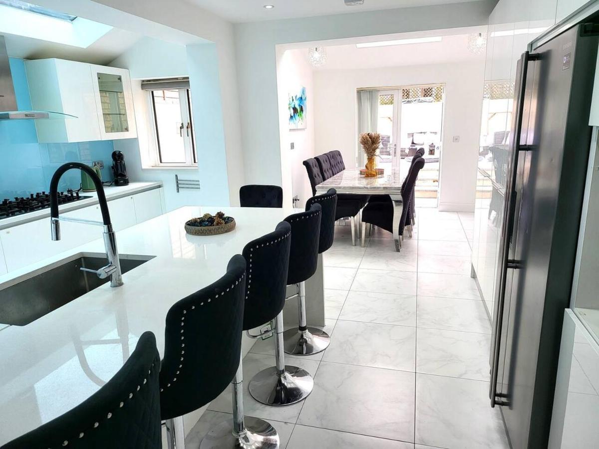 Spacious Six Bedrooms House By Sensational Short Lets & Serviced With 13 Beds, Free Parking, Free Wi-fi & Balcony Casa vacanze