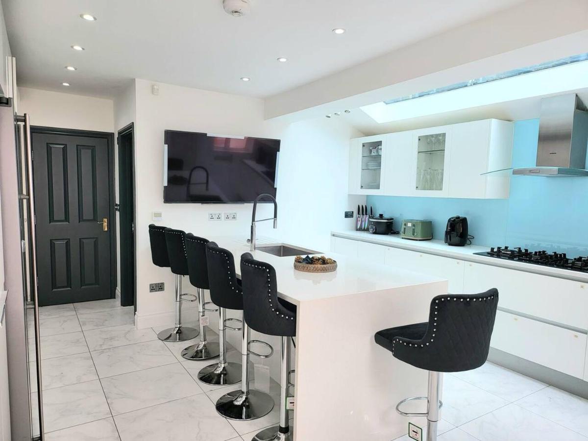 Spacious Six Bedrooms House By Sensational Short Lets & Serviced With 13 Beds, Free Parking, Free Wi-fi & Balcony Casa vacanze Londra