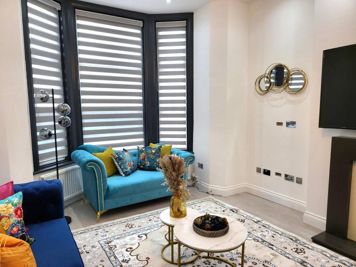 Spacious Six Bedrooms House By Sensational Short Lets & Serviced With 13 Beds, Free Parking, Free Wi-fi & Balcony Londra