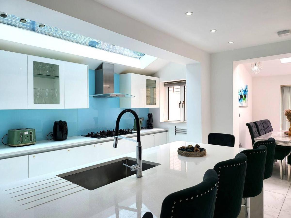 Spacious Six Bedrooms House By Sensational Short Lets & Serviced With 13 Beds, Free Parking, Free Wi-fi & Balcony Casa vacanze *
