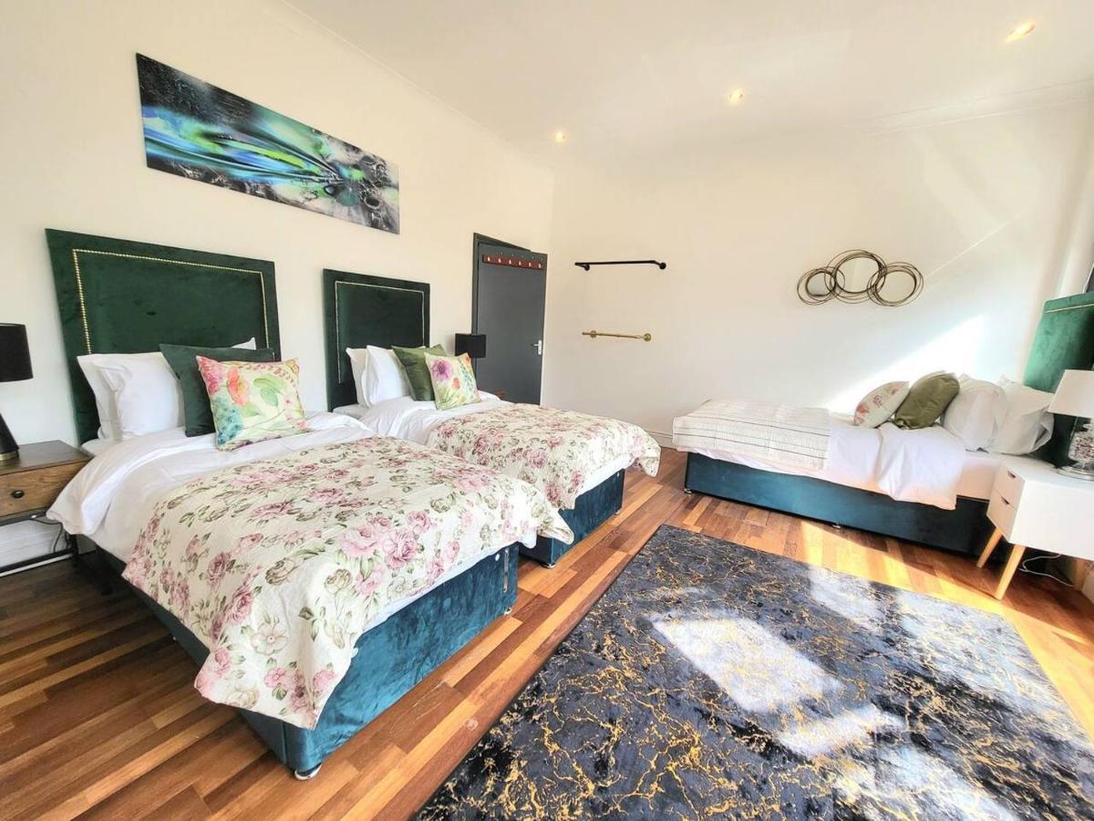 Casa vacanze Spacious Six Bedrooms House By Sensational Short Lets & Serviced With 13 Beds, Free Parking, Free Wi-fi & Balcony *