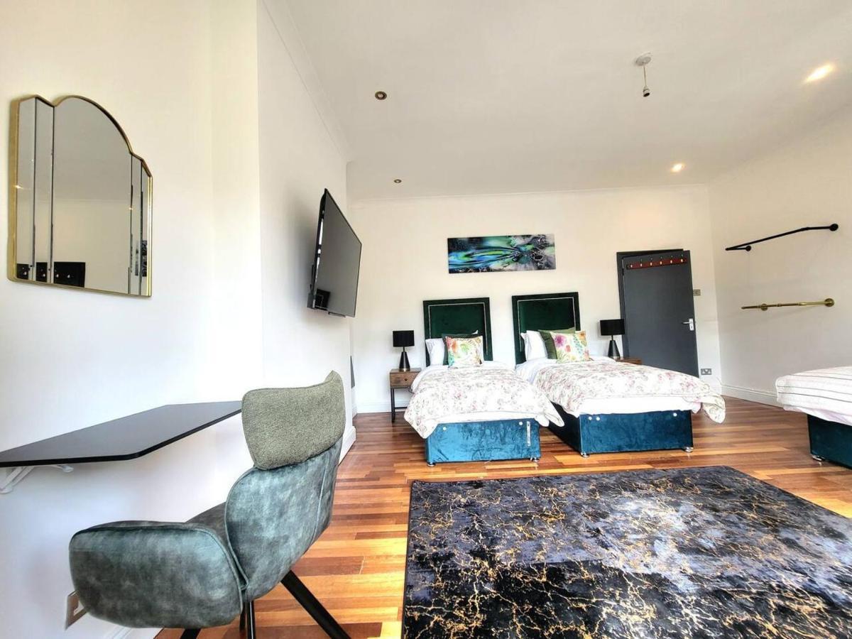 Spacious Six Bedrooms House By Sensational Short Lets & Serviced With 13 Beds, Free Parking, Free Wi-fi & Balcony Casa vacanze