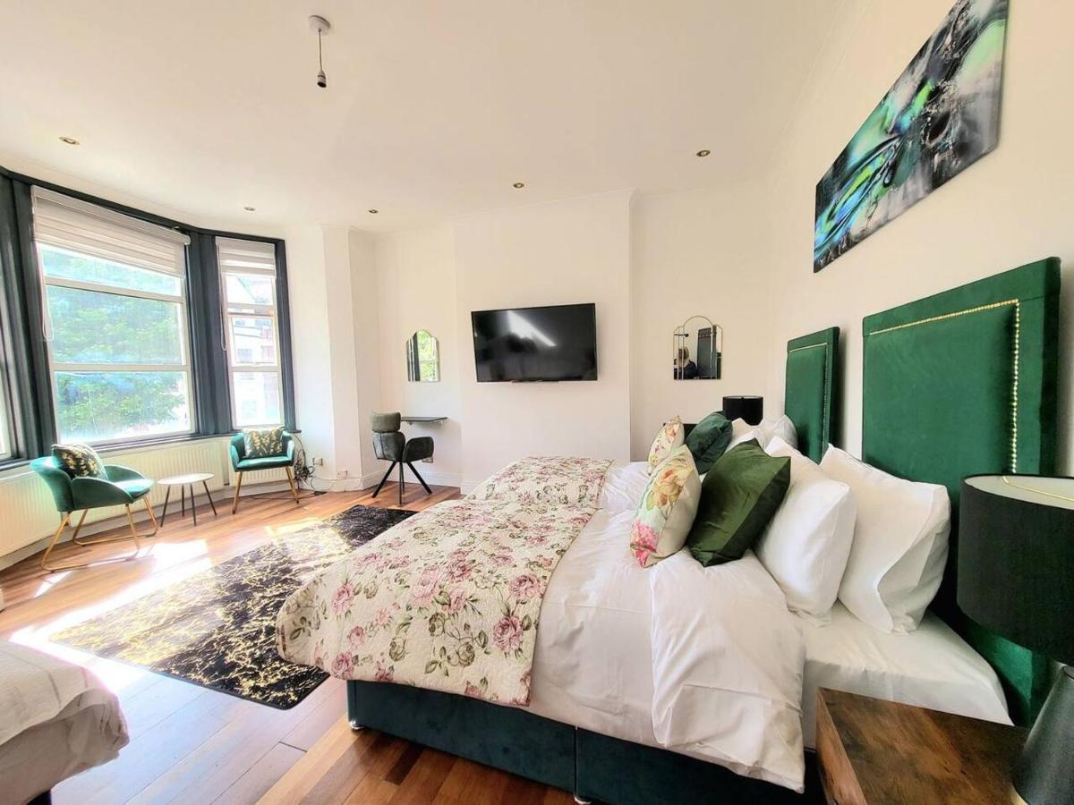 Spacious Six Bedrooms House By Sensational Short Lets & Serviced With 13 Beds, Free Parking, Free Wi-fi & Balcony Casa vacanze *