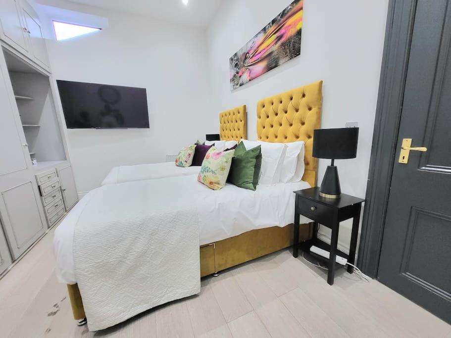 Spacious Six Bedrooms House By Sensational Short Lets & Serviced With 13 Beds, Free Parking, Free Wi-fi & Balcony * Londra
