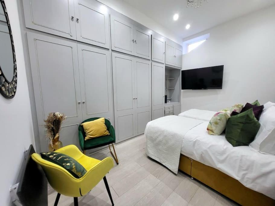 Casa vacanze Spacious Six Bedrooms House By Sensational Short Lets & Serviced With 13 Beds, Free Parking, Free Wi-fi & Balcony *