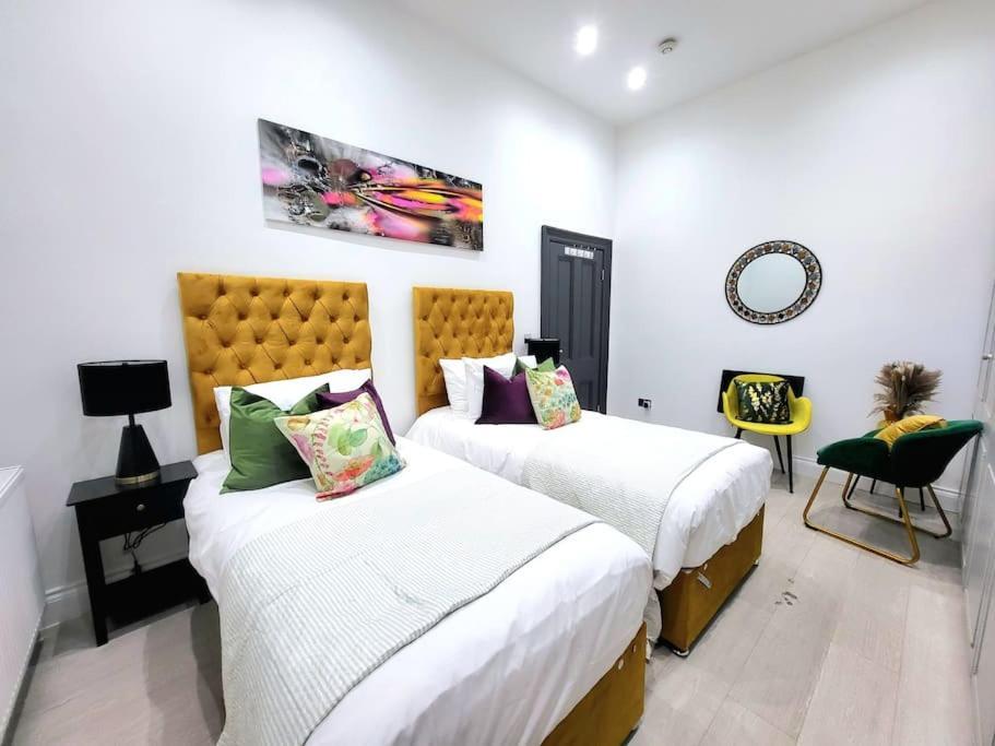 Spacious Six Bedrooms House By Sensational Short Lets & Serviced With 13 Beds, Free Parking, Free Wi-fi & Balcony * Londra