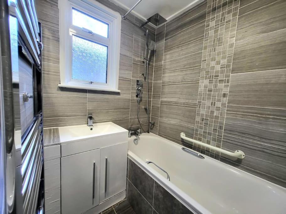 Casa vacanze Spacious Six Bedrooms House By Sensational Short Lets & Serviced With 13 Beds, Free Parking, Free Wi-fi & Balcony Londra