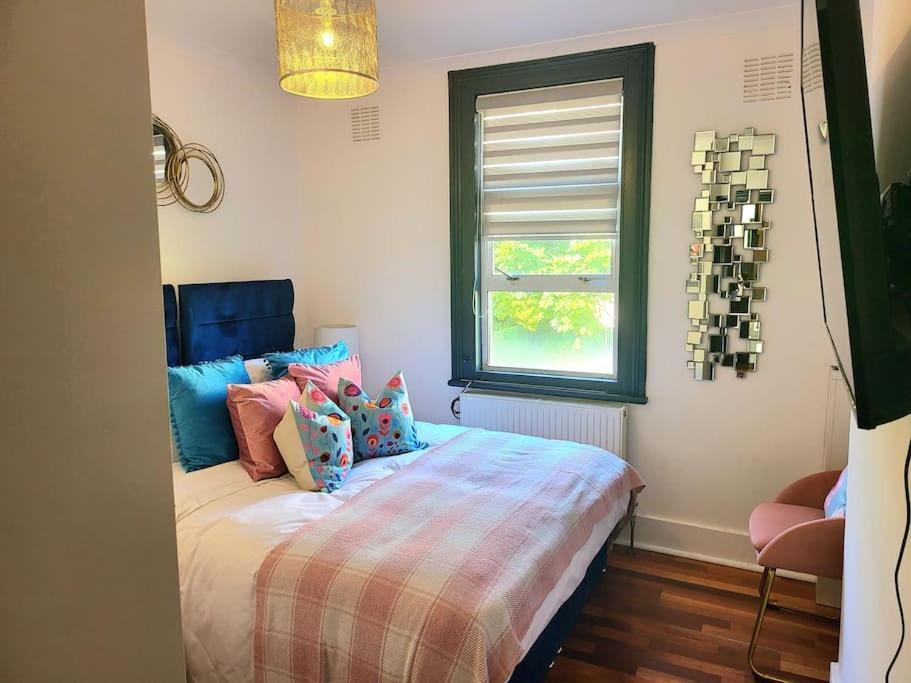Spacious Six Bedrooms House By Sensational Short Lets & Serviced With 13 Beds, Free Parking, Free Wi-fi & Balcony * Londra