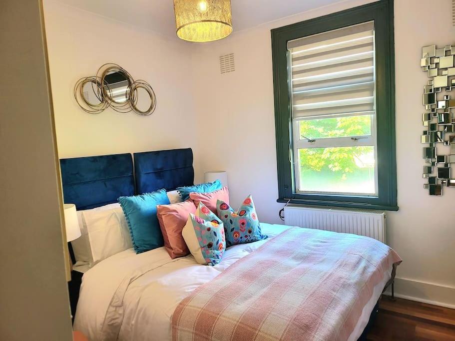 Spacious Six Bedrooms House By Sensational Short Lets & Serviced With 13 Beds, Free Parking, Free Wi-fi & Balcony Casa vacanze