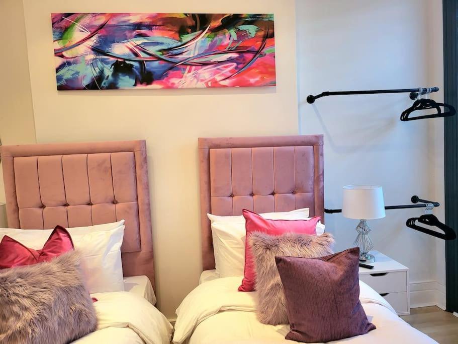 Spacious Six Bedrooms House By Sensational Short Lets & Serviced With 13 Beds, Free Parking, Free Wi-fi & Balcony Casa vacanze *