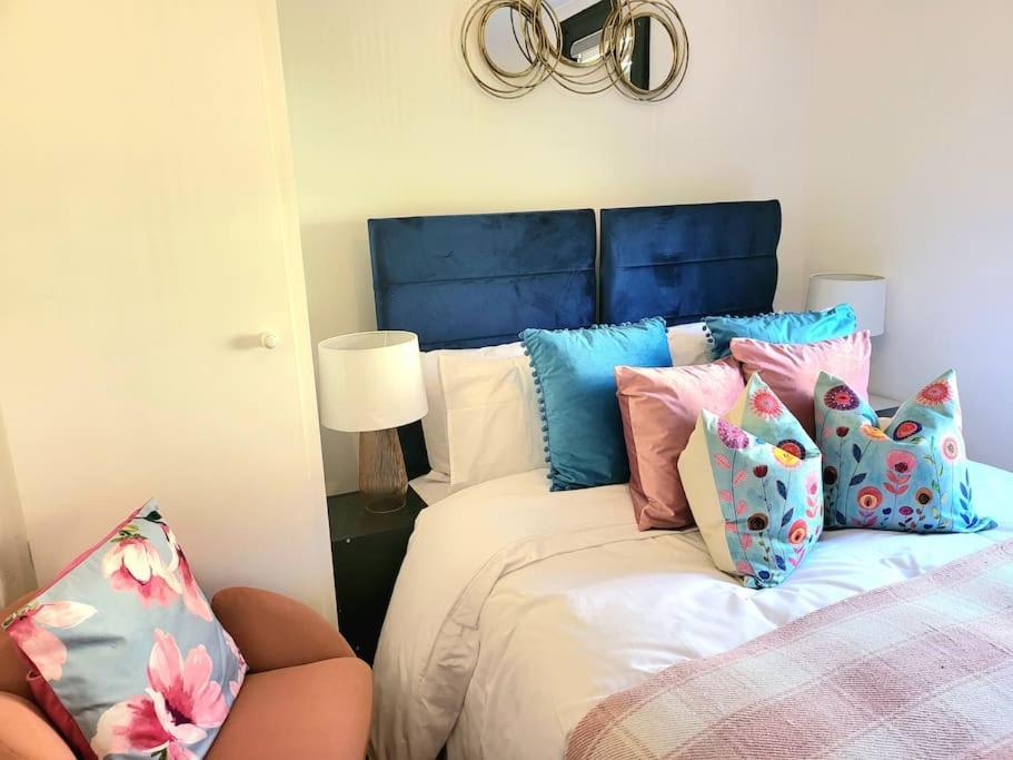 Spacious Six Bedrooms House By Sensational Short Lets & Serviced With 13 Beds, Free Parking, Free Wi-fi & Balcony Casa vacanze Londra