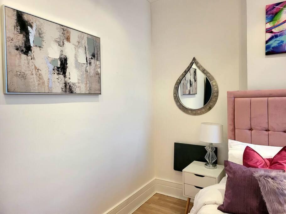 Spacious Six Bedrooms House By Sensational Short Lets & Serviced With 13 Beds, Free Parking, Free Wi-fi & Balcony Casa vacanze