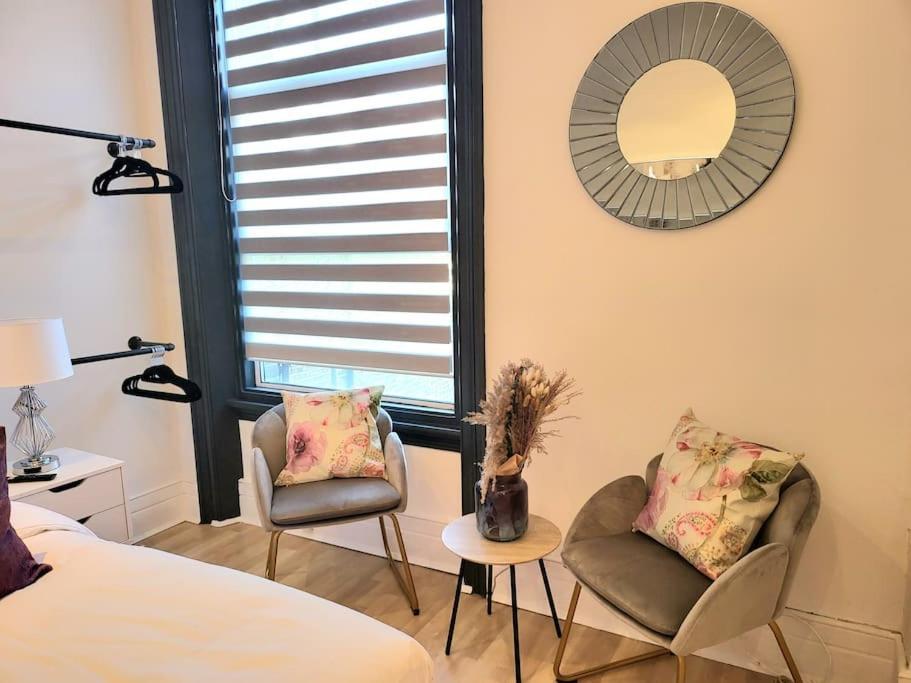 Spacious Six Bedrooms House By Sensational Short Lets & Serviced With 13 Beds, Free Parking, Free Wi-fi & Balcony Casa vacanze *