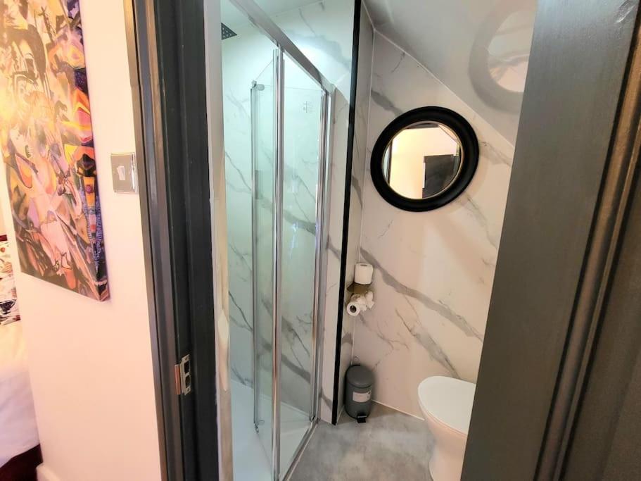 Spacious Six Bedrooms House By Sensational Short Lets & Serviced With 13 Beds, Free Parking, Free Wi-fi & Balcony * Londra