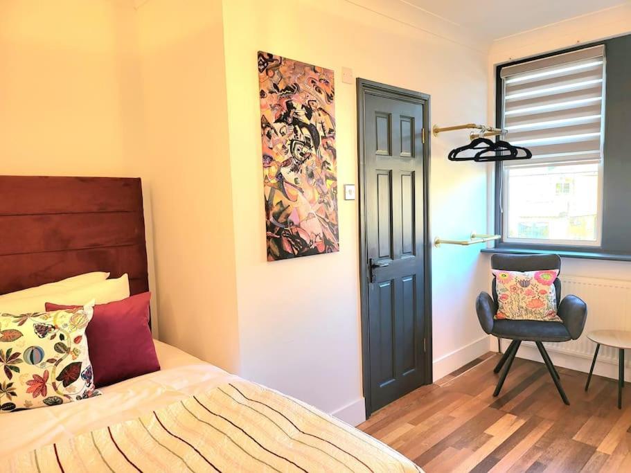 Spacious Six Bedrooms House By Sensational Short Lets & Serviced With 13 Beds, Free Parking, Free Wi-fi & Balcony Casa vacanze Londra