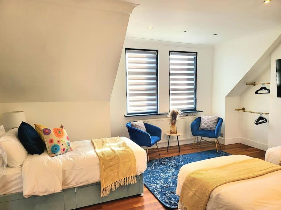 Spacious Six Bedrooms House By Sensational Short Lets & Serviced With 13 Beds, Free Parking, Free Wi-fi & Balcony Casa vacanze Londra