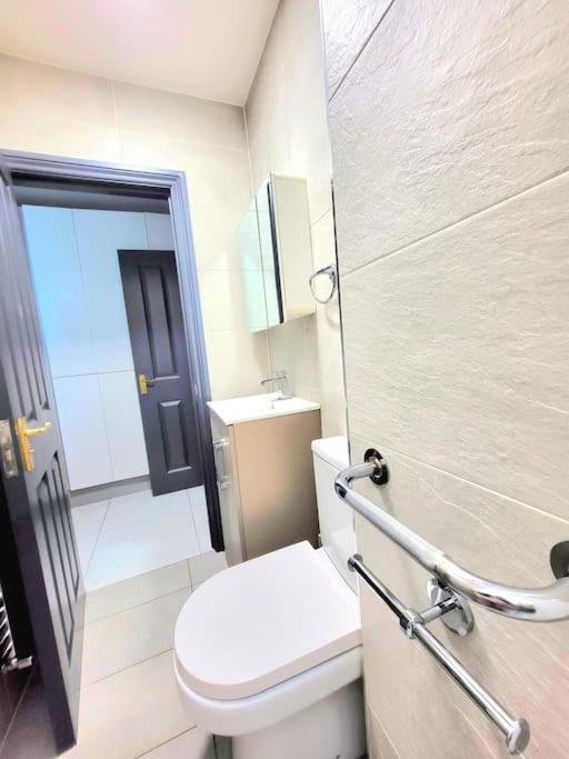 Spacious Six Bedrooms House By Sensational Short Lets & Serviced With 13 Beds, Free Parking, Free Wi-fi & Balcony Casa vacanze *