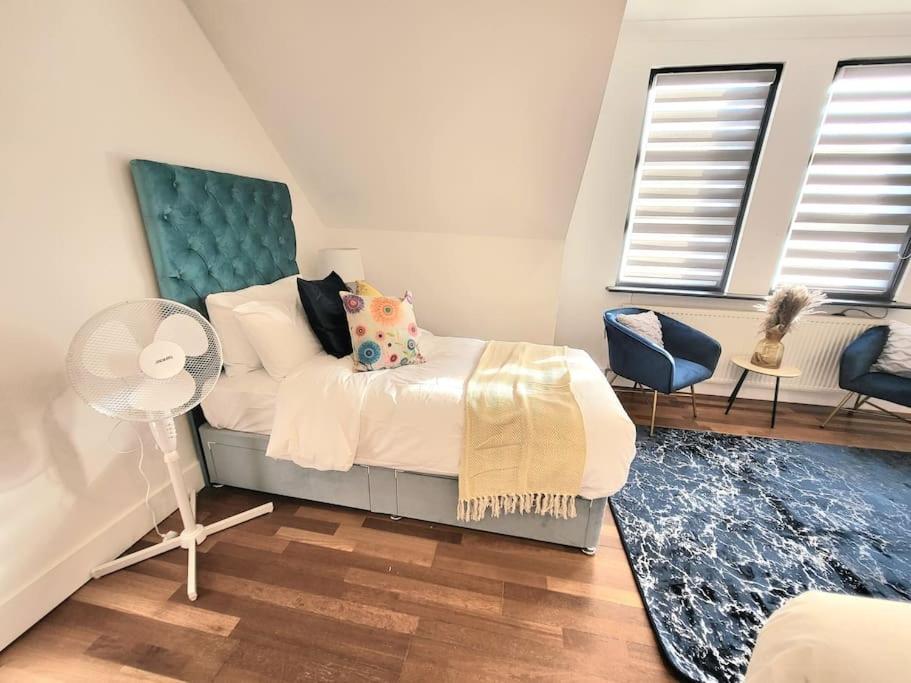 Casa vacanze Spacious Six Bedrooms House By Sensational Short Lets & Serviced With 13 Beds, Free Parking, Free Wi-fi & Balcony *
