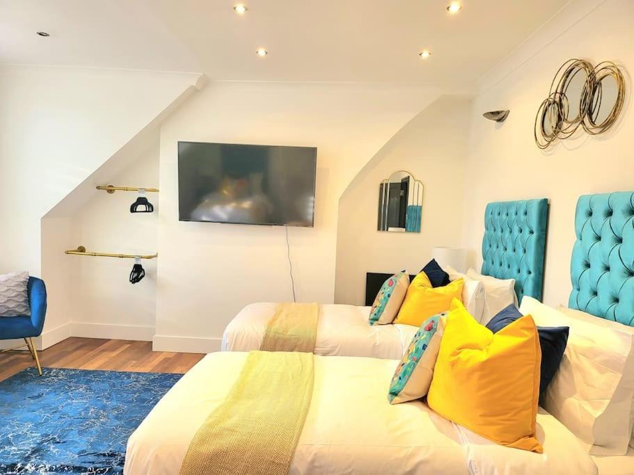 Spacious Six Bedrooms House By Sensational Short Lets & Serviced With 13 Beds, Free Parking, Free Wi-fi & Balcony * Londra