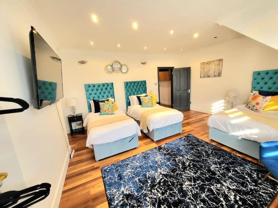 Spacious Six Bedrooms House By Sensational Short Lets & Serviced With 13 Beds, Free Parking, Free Wi-fi & Balcony Casa vacanze *
