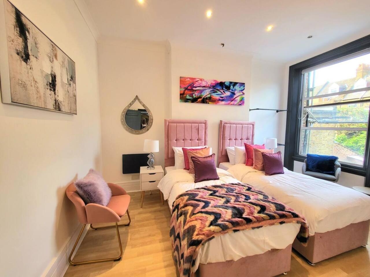 Spacious Six Bedrooms House By Sensational Short Lets & Serviced With 13 Beds, Free Parking, Free Wi-fi & Balcony Londra