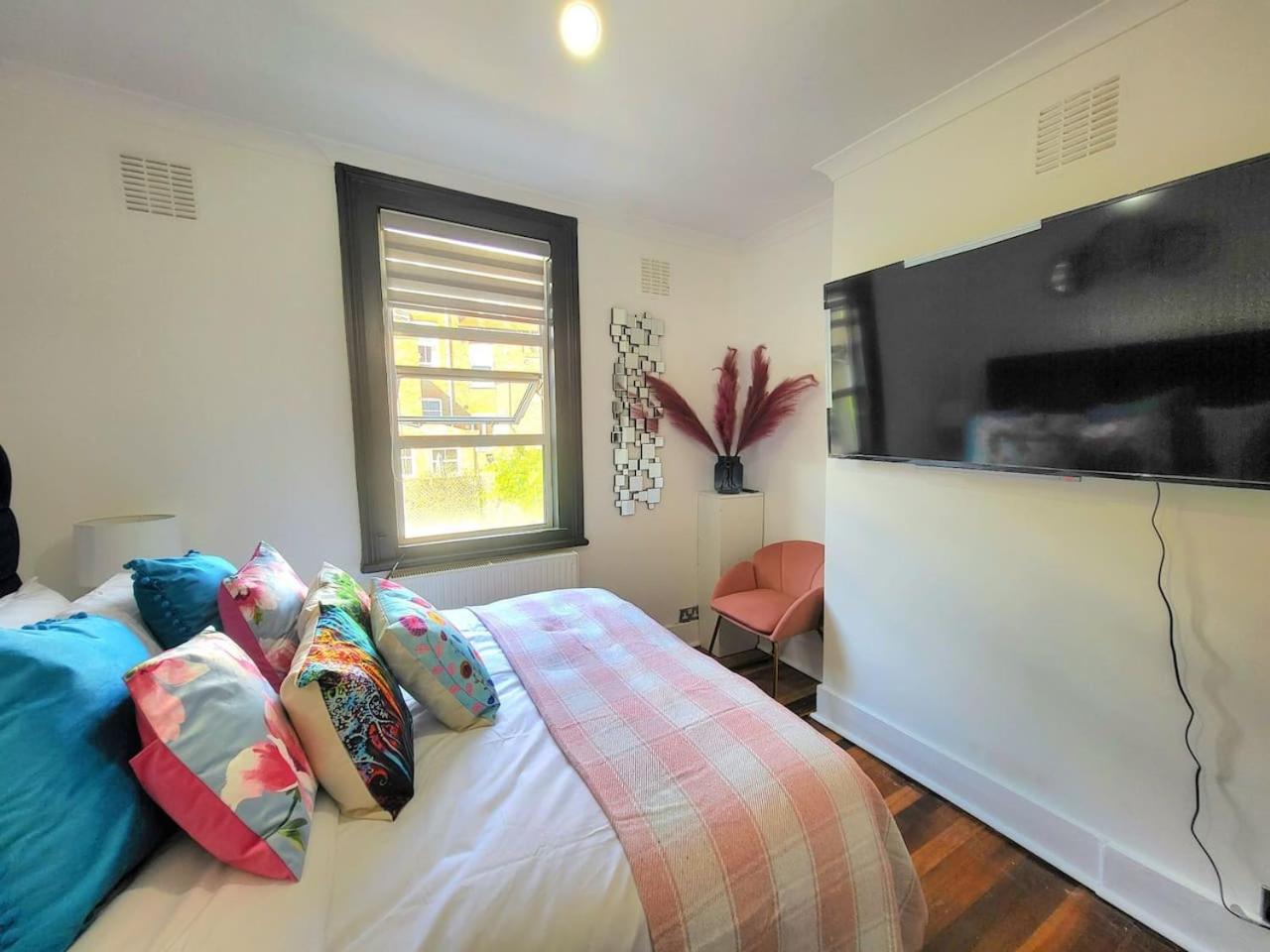 Spacious Six Bedrooms House By Sensational Short Lets & Serviced With 13 Beds, Free Parking, Free Wi-fi & Balcony Casa vacanze Londra