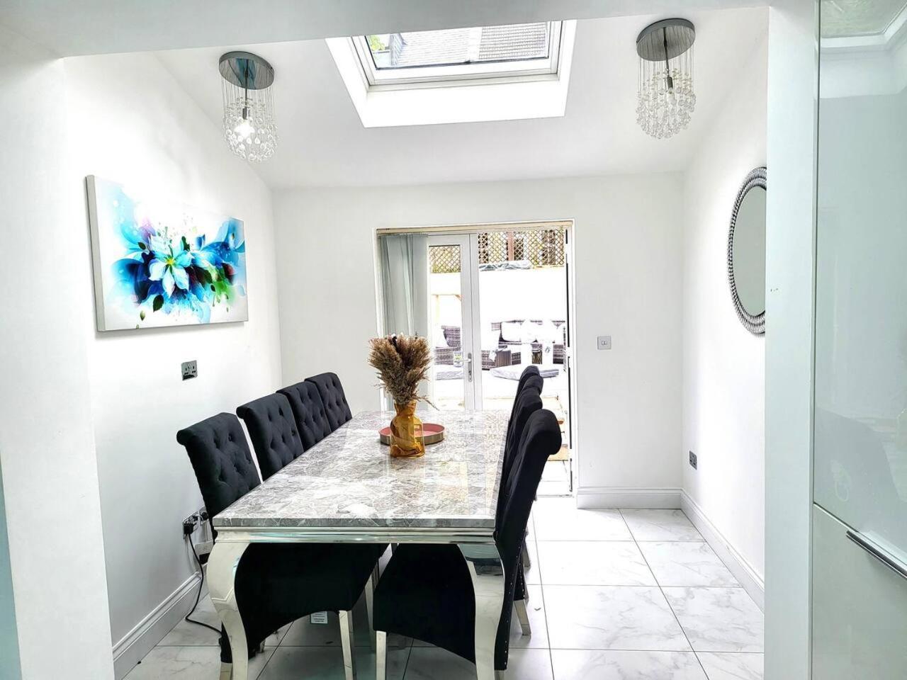 Casa vacanze Spacious Six Bedrooms House By Sensational Short Lets & Serviced With 13 Beds, Free Parking, Free Wi-fi & Balcony *