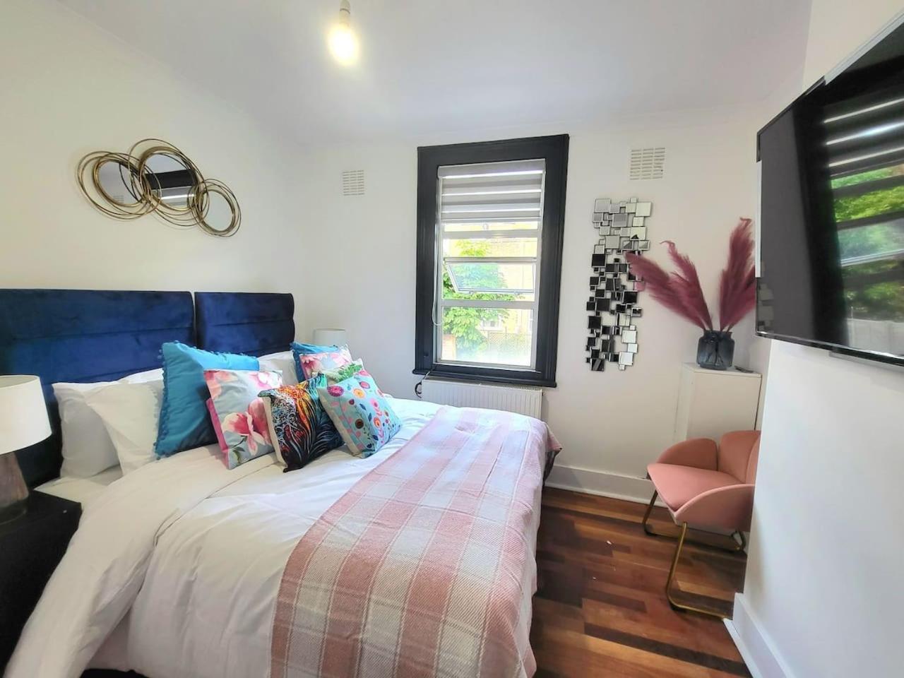 Spacious Six Bedrooms House By Sensational Short Lets & Serviced With 13 Beds, Free Parking, Free Wi-fi & Balcony Londra