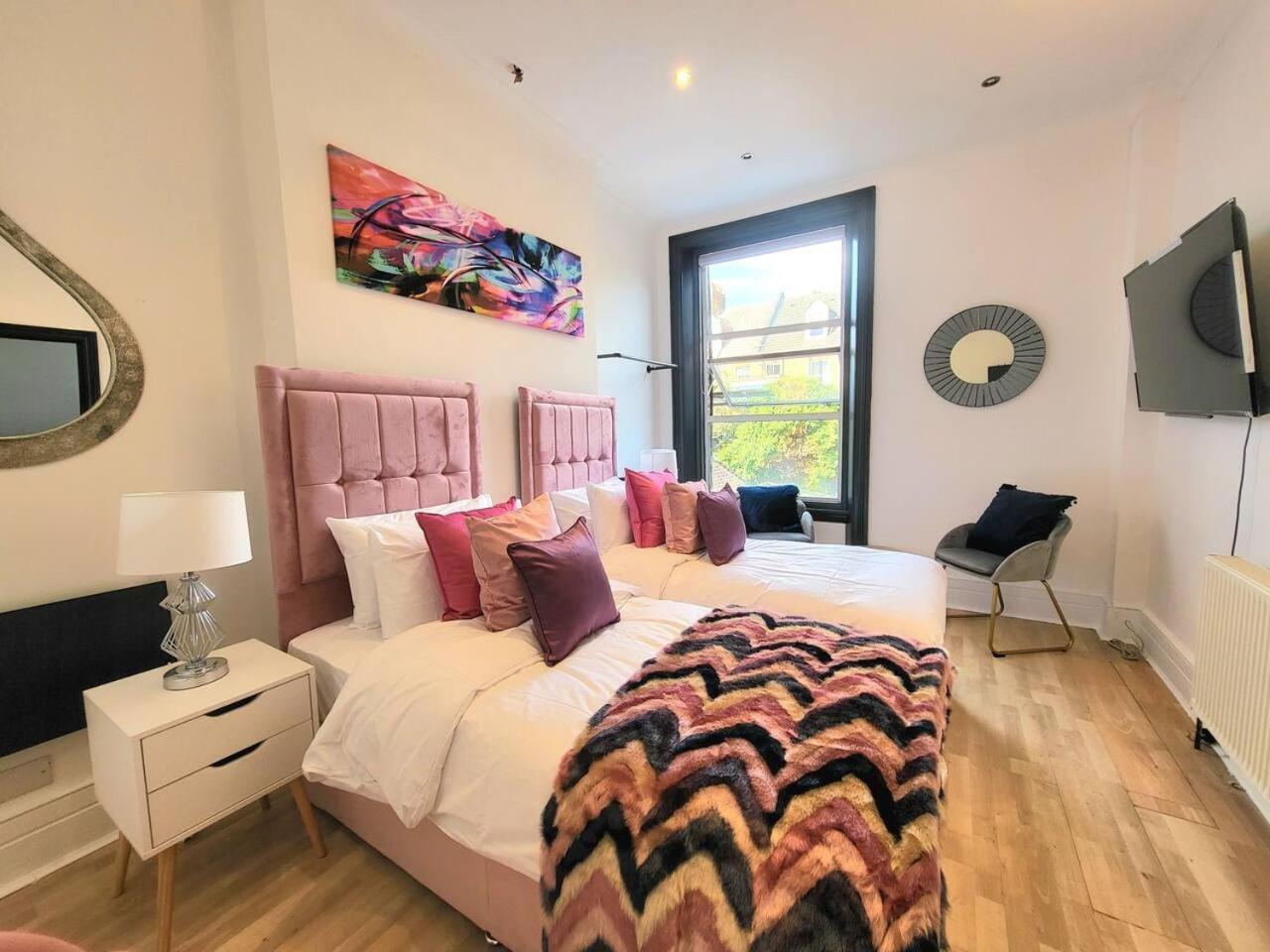 Spacious Six Bedrooms House By Sensational Short Lets & Serviced With 13 Beds, Free Parking, Free Wi-fi & Balcony Casa vacanze