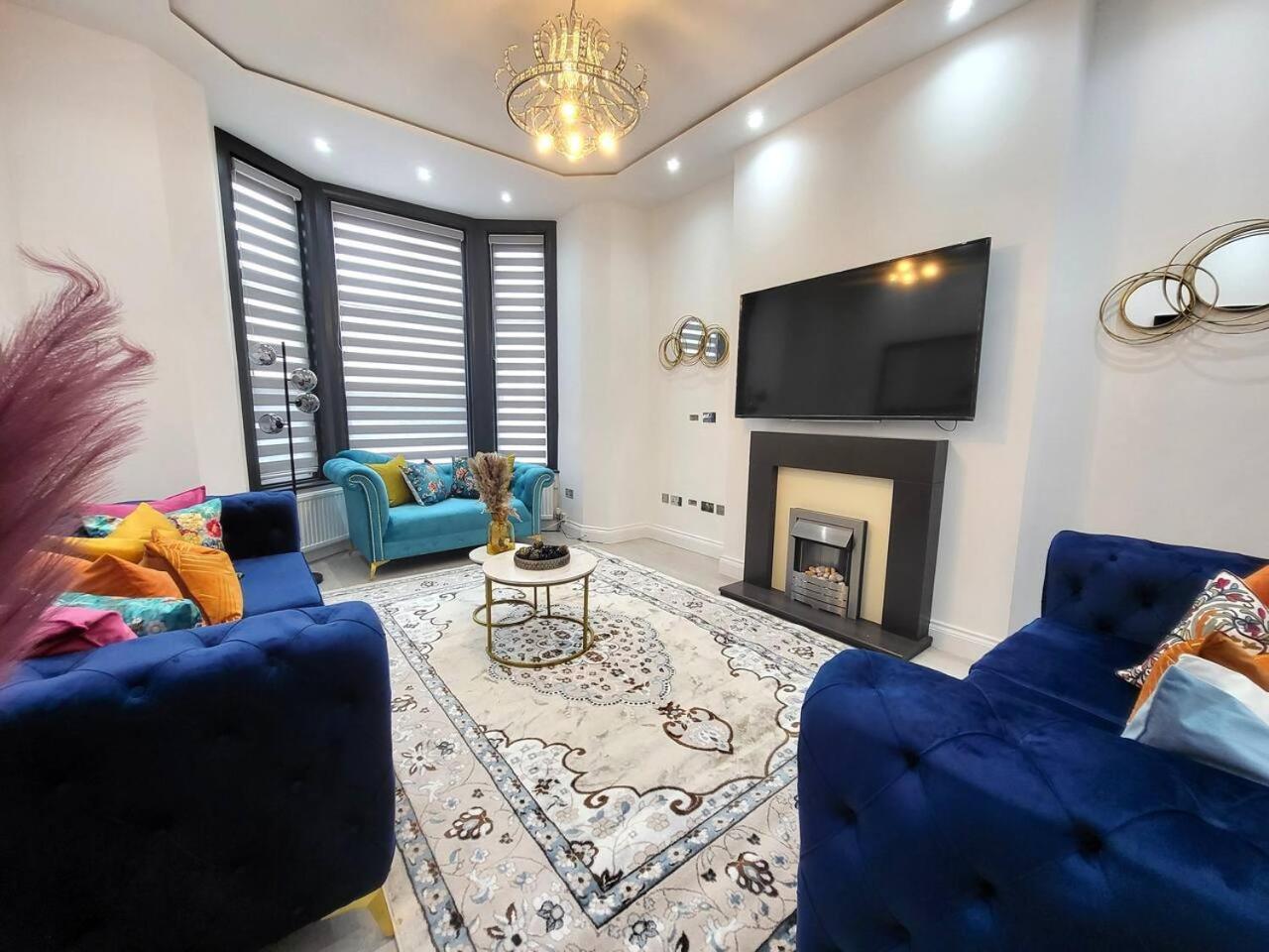 Casa vacanze Spacious Six Bedrooms House By Sensational Short Lets & Serviced With 13 Beds, Free Parking, Free Wi-fi & Balcony *