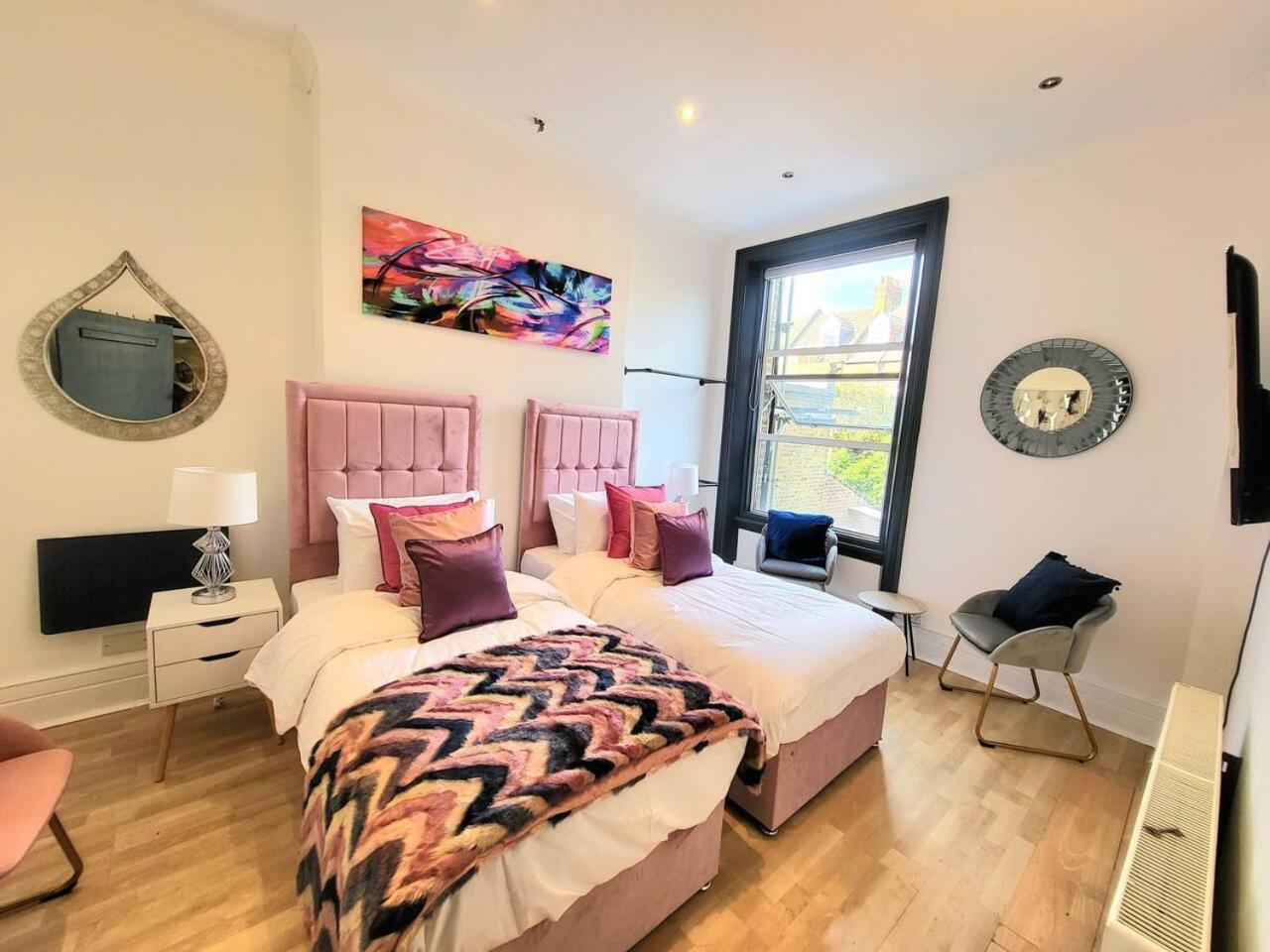 Spacious Six Bedrooms House By Sensational Short Lets & Serviced With 13 Beds, Free Parking, Free Wi-fi & Balcony Casa vacanze *