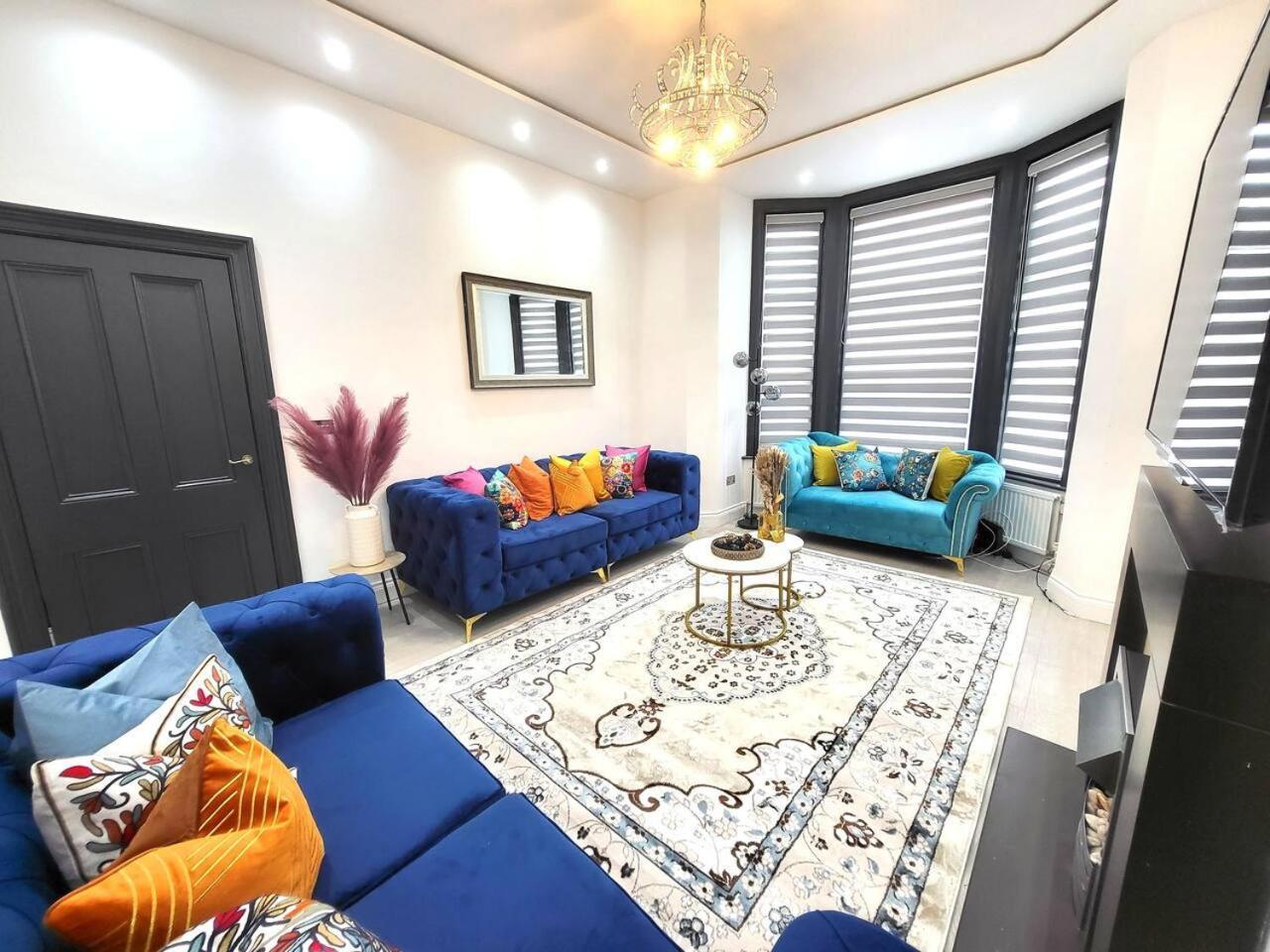 Casa vacanze Spacious Six Bedrooms House By Sensational Short Lets & Serviced With 13 Beds, Free Parking, Free Wi-fi & Balcony Londra